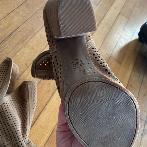 Lucky Brand Tan Larise Peep Toe Booties blocks heels size 11 - Picture 15 of 15